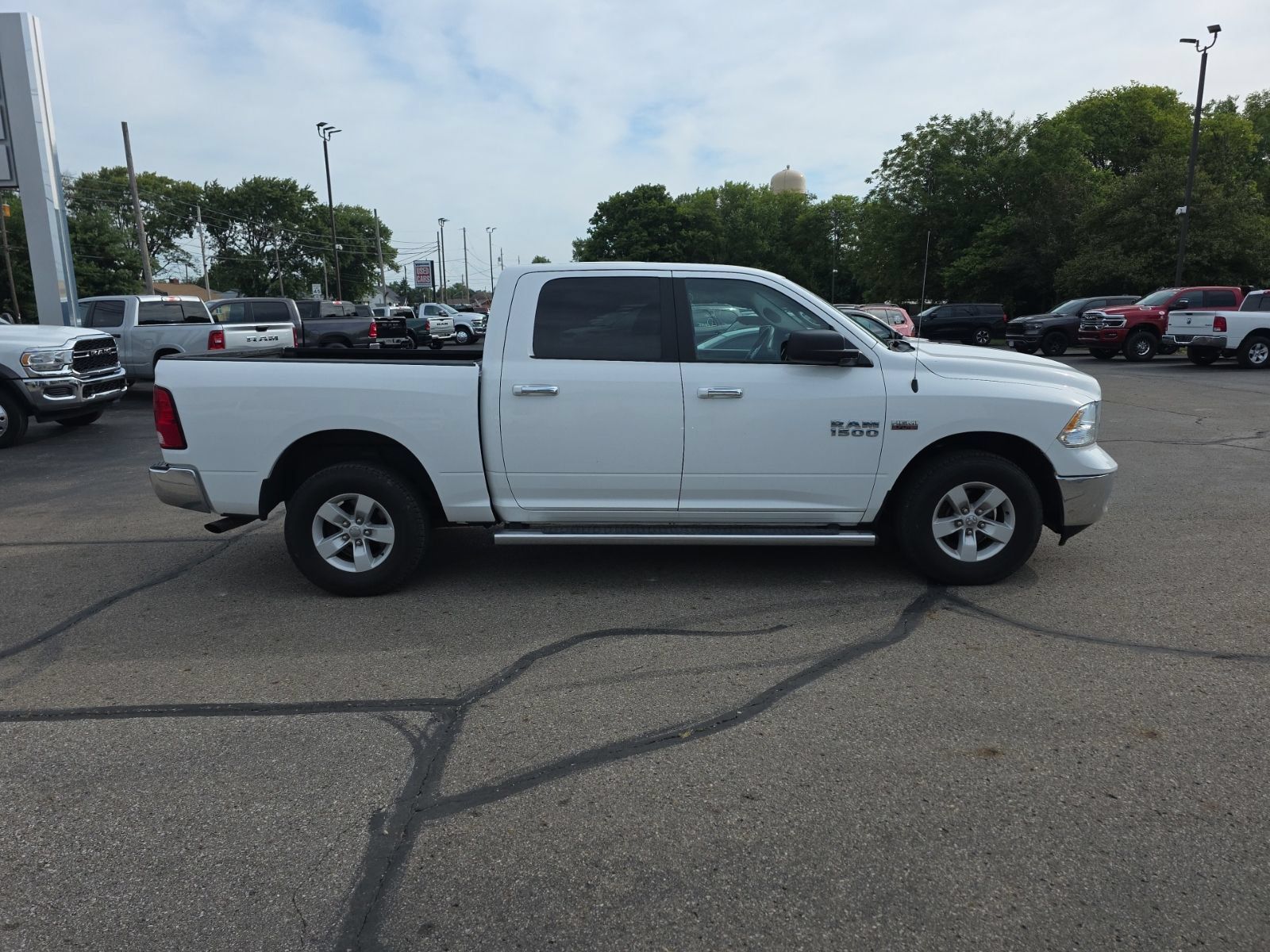 Used 2018 RAM 1500 Classic SLT AWD/4WD image 2