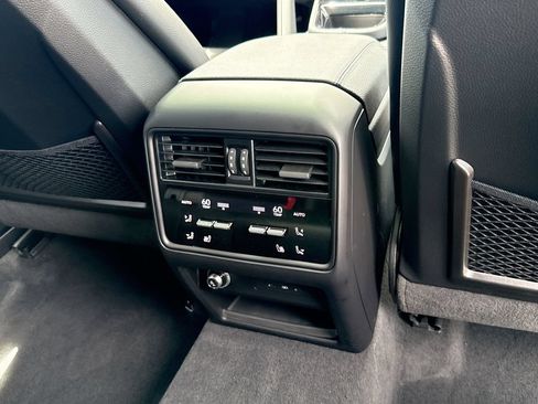 Used 2025 Porsche Cayenne AWD/4WD image 18