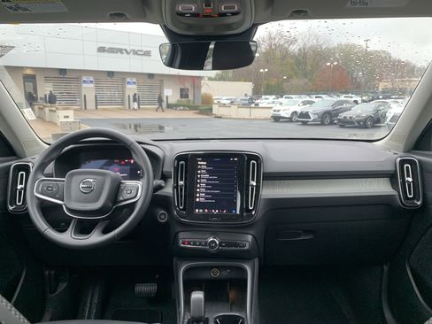 Used 2025 Volvo XC40 B5 Core image 30