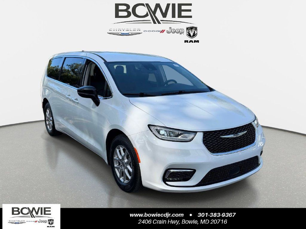 Used 2024 Chrysler Pacifica Touring-L FWD image 1