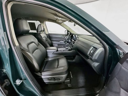 Used 2025 Nissan Pathfinder SL FWD image 34