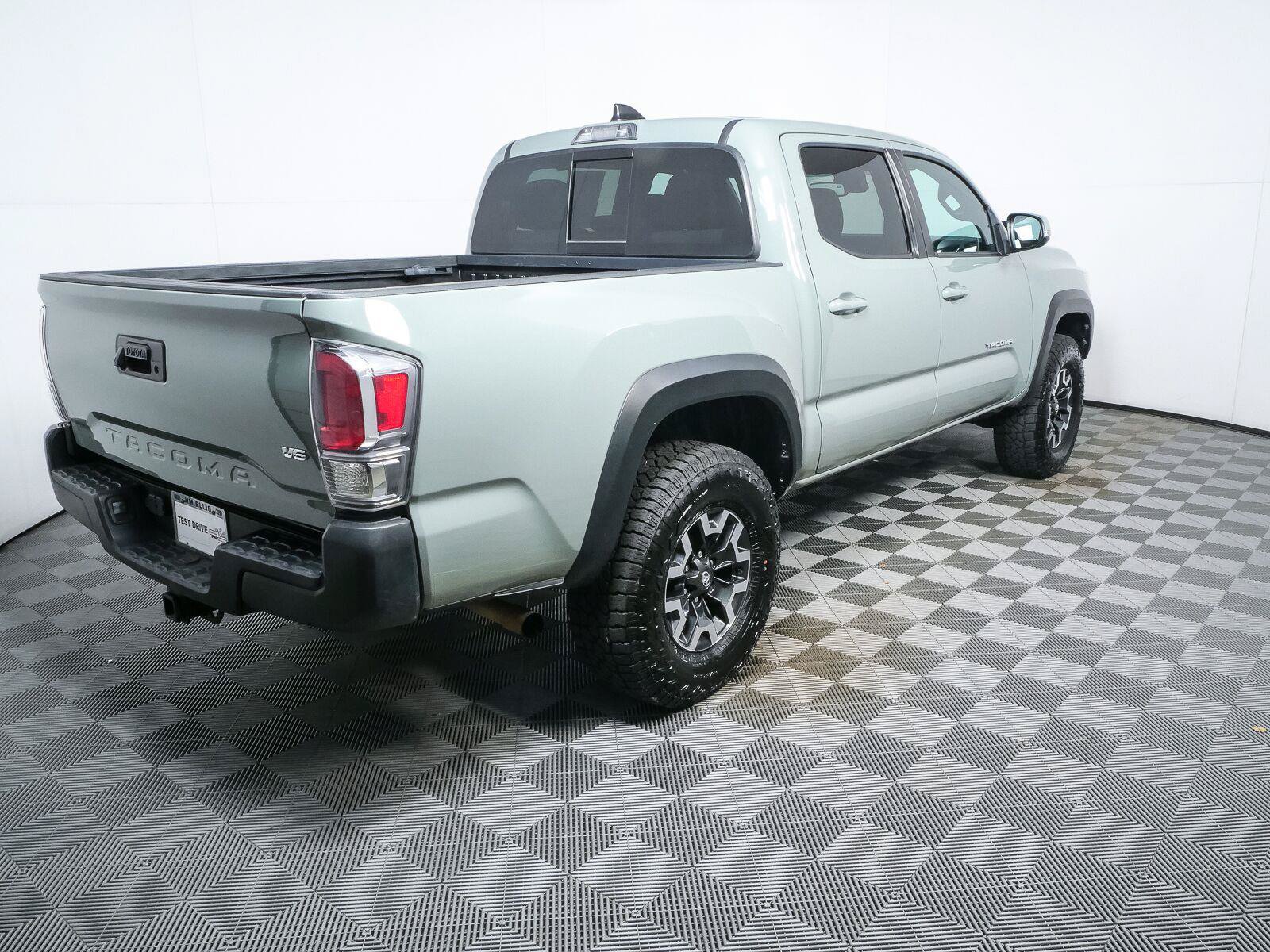 Used 2022 Toyota Tacoma TRD Off-Road AWD/4WD image 3