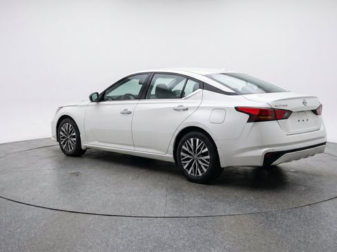 Used 2025 Nissan Altima 2.5 SV FWD image 6