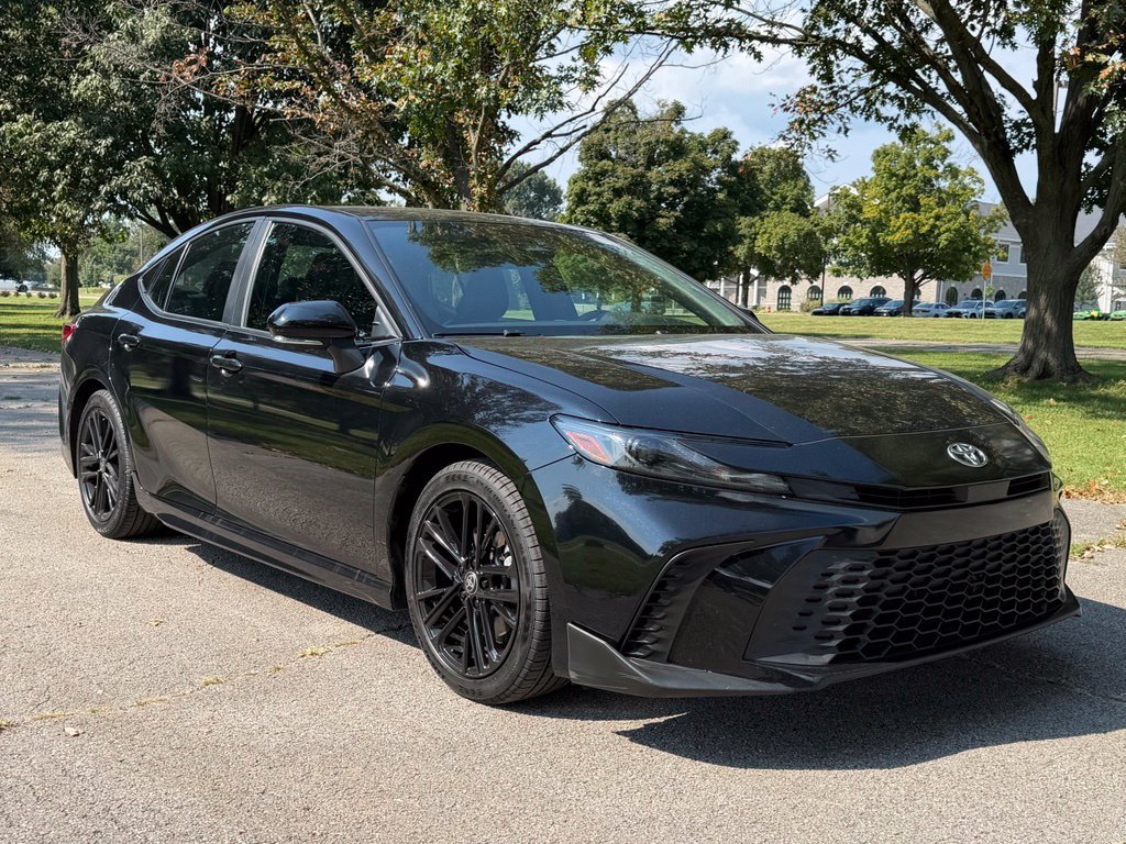 Used 2025 Toyota Camry SE FWD image 1