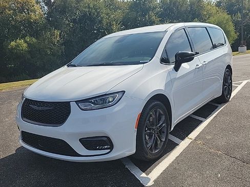 New 2026 Chrysler Pacifica Select image 3