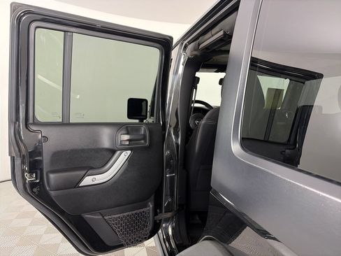 Used 2017 Jeep Wrangler Unlimited Rubicon w/ Connectivity Group AWD/4WD image 12