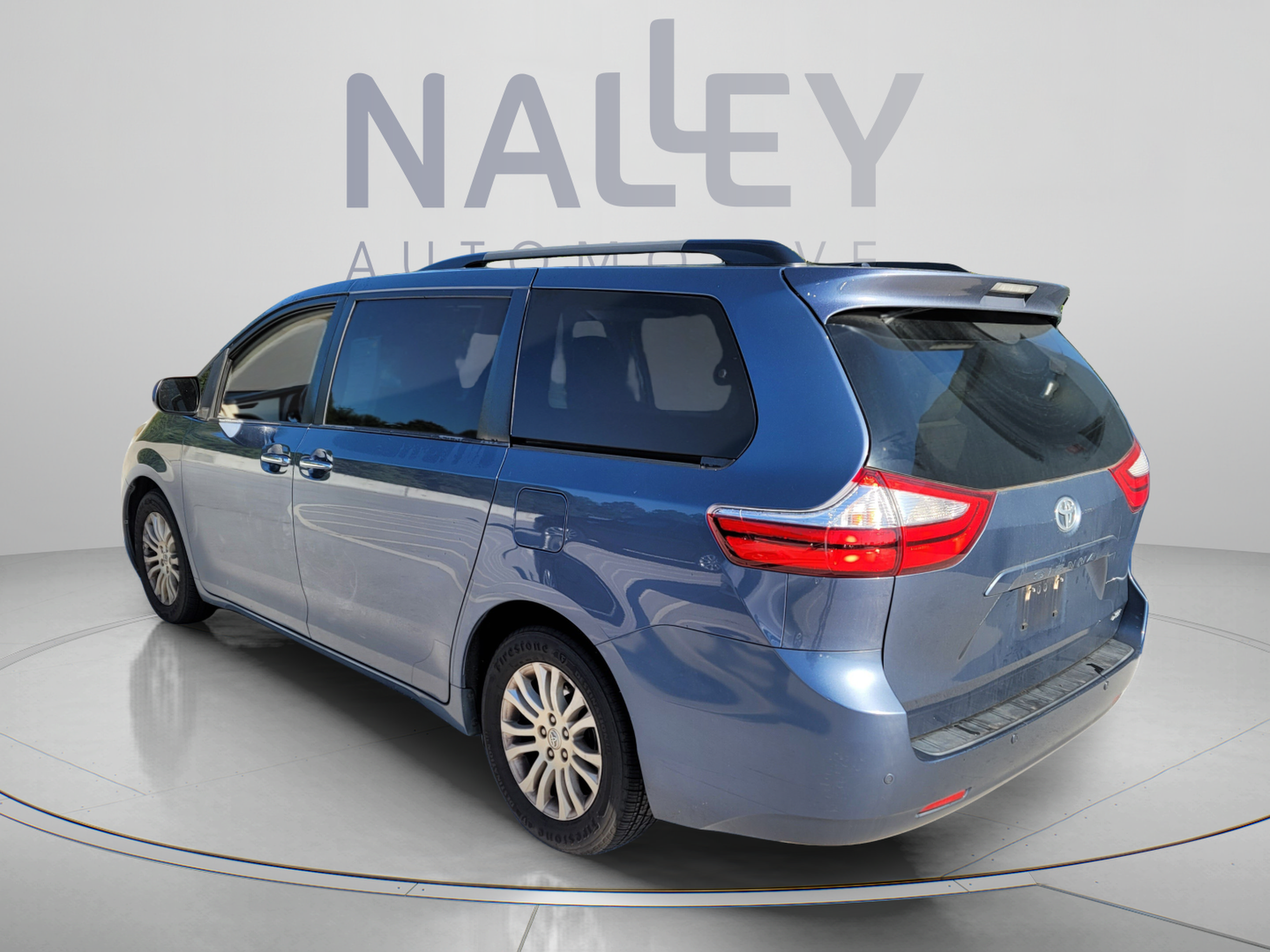 Used 2017 Toyota Sienna XLE FWD image 3
