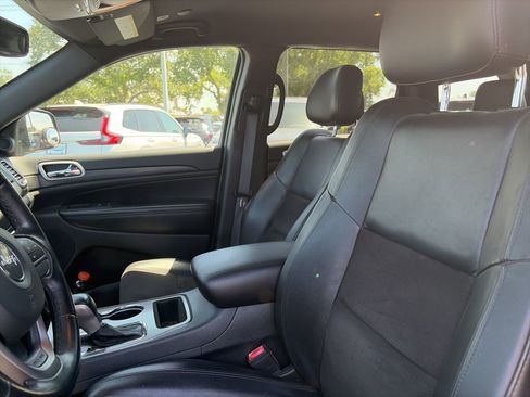 Used 2020 Jeep Grand Cherokee Laredo w/ Laredo X Package image 12