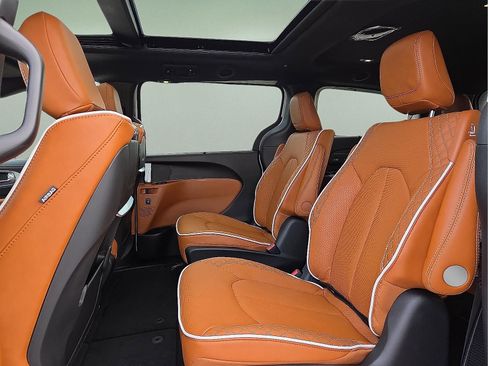 New 2026 Chrysler Pacifica Pinnacle image 11