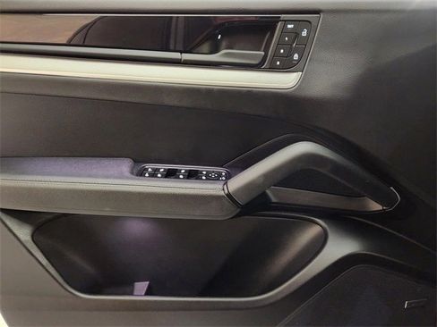 Used 2024 Porsche Cayenne Coupe image 23