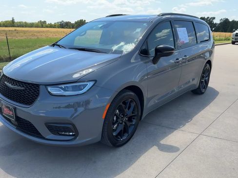 Used 2025 Chrysler Pacifica Limited FWD image 5