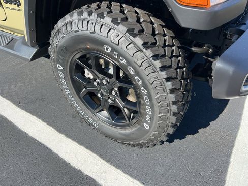 New 2025 Jeep Gladiator Sport image 16