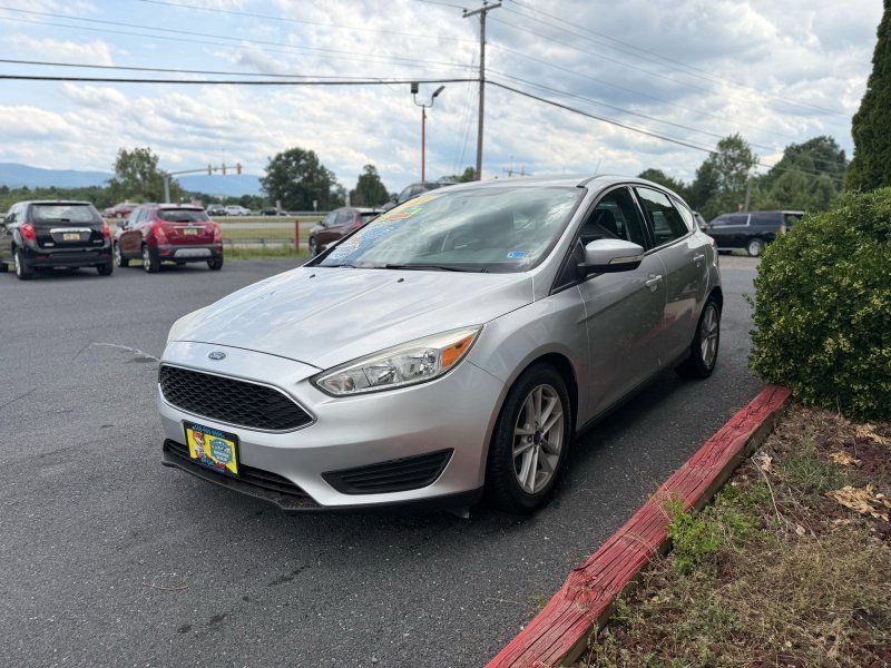 Used 2017 Ford Focus SE FWD image 2