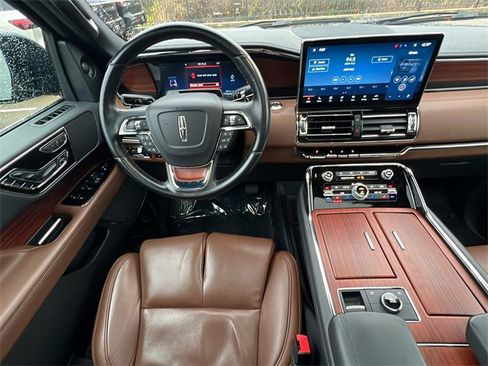 Used 2022 Lincoln Navigator Reserve image 11