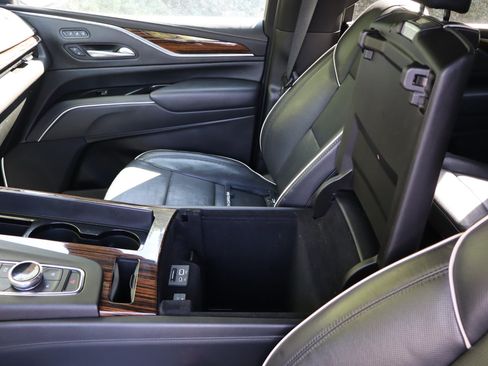Used 2022 Cadillac Escalade Premium Luxury AWD/4WD image 35