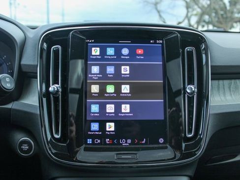 Used 2025 Volvo XC40 B5 Core image 20