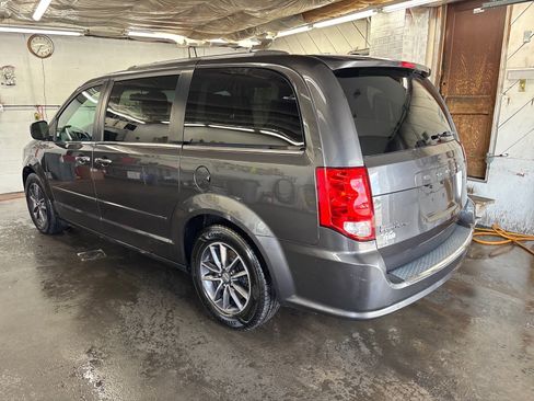 Used 2017 Dodge Grand Caravan SXT w/ Rear Park Assist Package FWD image 2