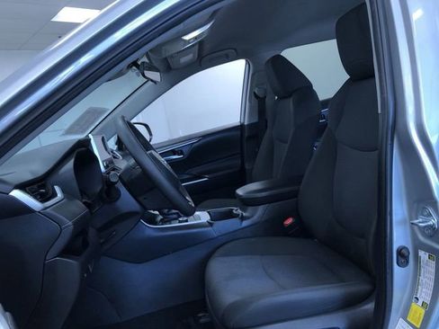 Used 2025 Toyota RAV4 XLE image 19