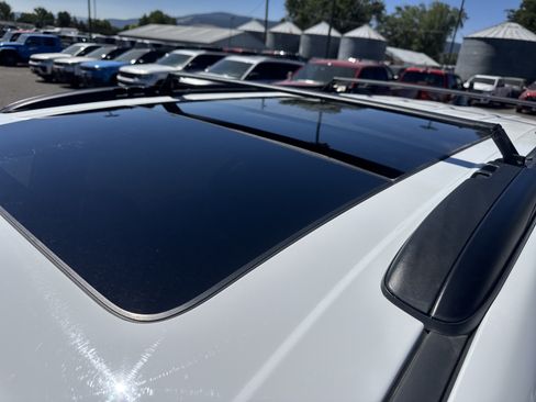 Used 2025 Chrysler Pacifica Limited FWD image 19