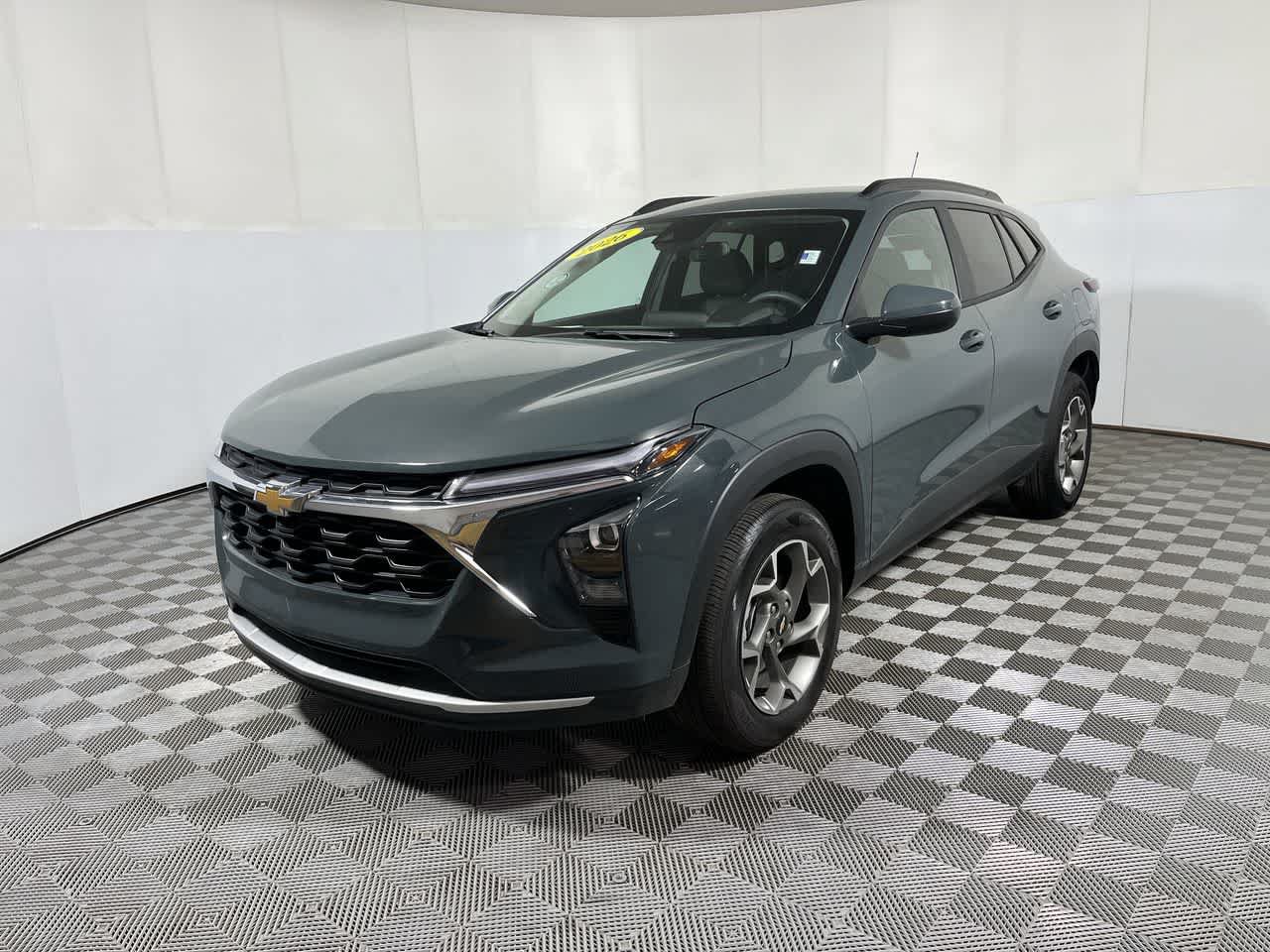 Used 2026 Chevrolet Trax LT FWD image 4