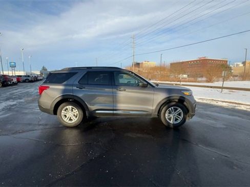 Used 2021 Ford Explorer XLT image 9