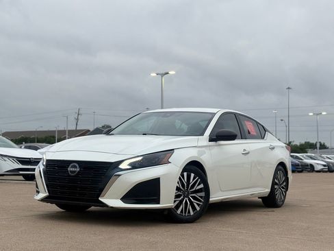 Certified 2024 Nissan Altima 2.5 SV FWD image 2