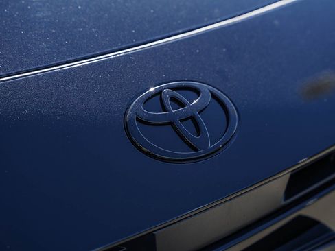 New 2026 Toyota Camry Hybrid FWD image 6
