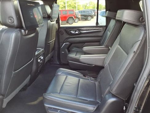 Used 2023 GMC Yukon XL Denali AWD/4WD image 9