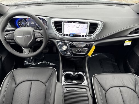 New 2026 Chrysler Pacifica Limited image 18
