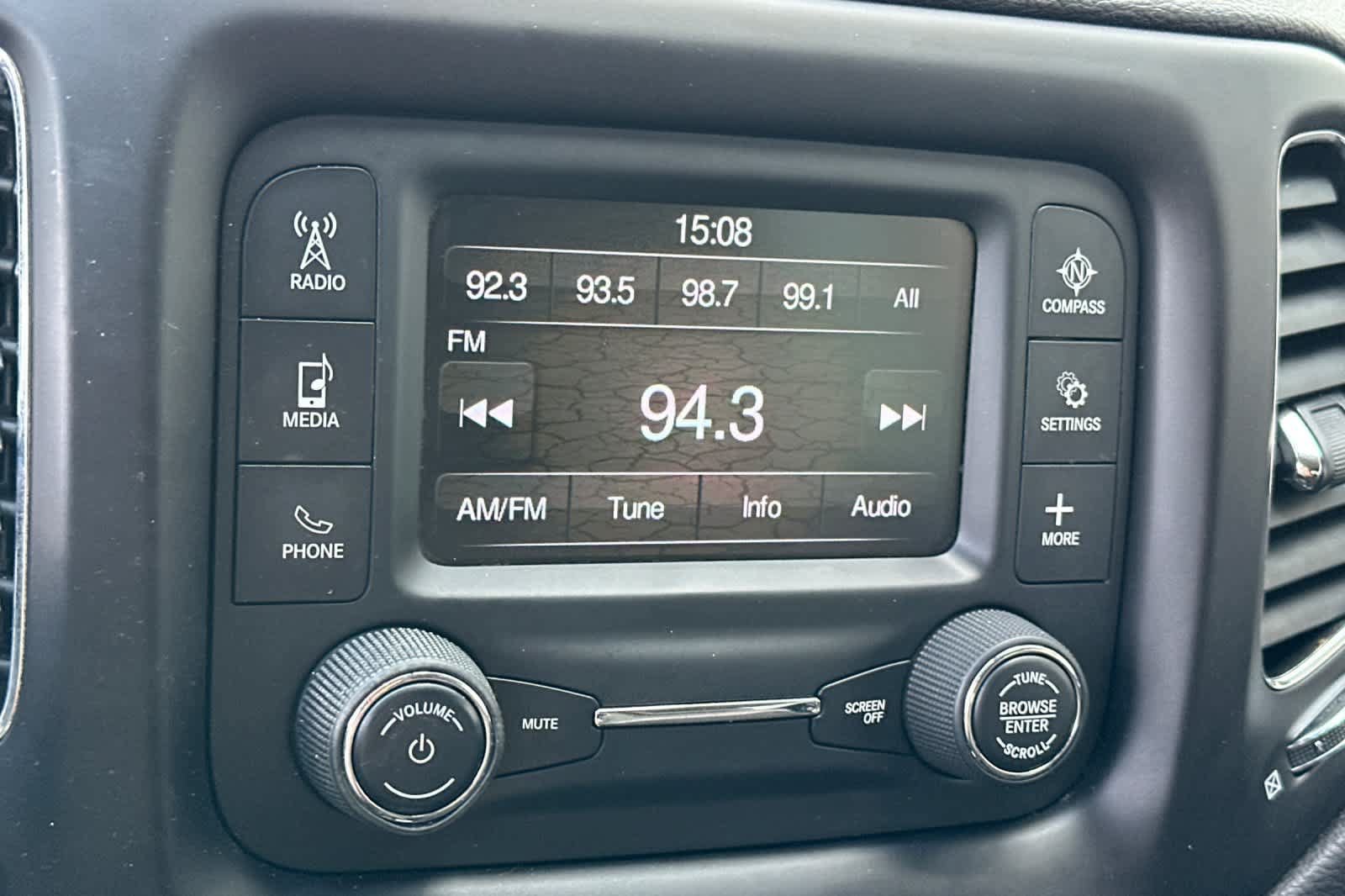 Used 2018 Jeep Compass Latitude FWD image 18