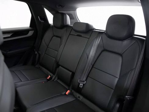 Certified 2025 Porsche Cayenne image 30