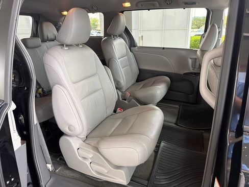 Used 2019 Toyota Sienna XLE w/ XLE Navigation Package AWD/4WD image 14