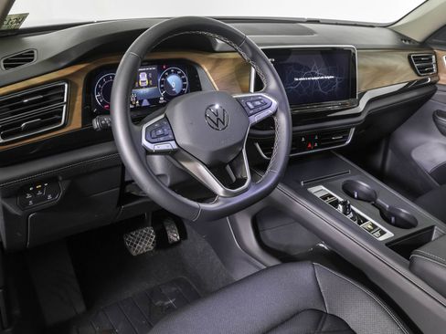 Used 2025 Volkswagen Atlas SE image 4