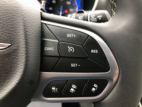 Used 2024 Chrysler Pacifica Touring-L image 7