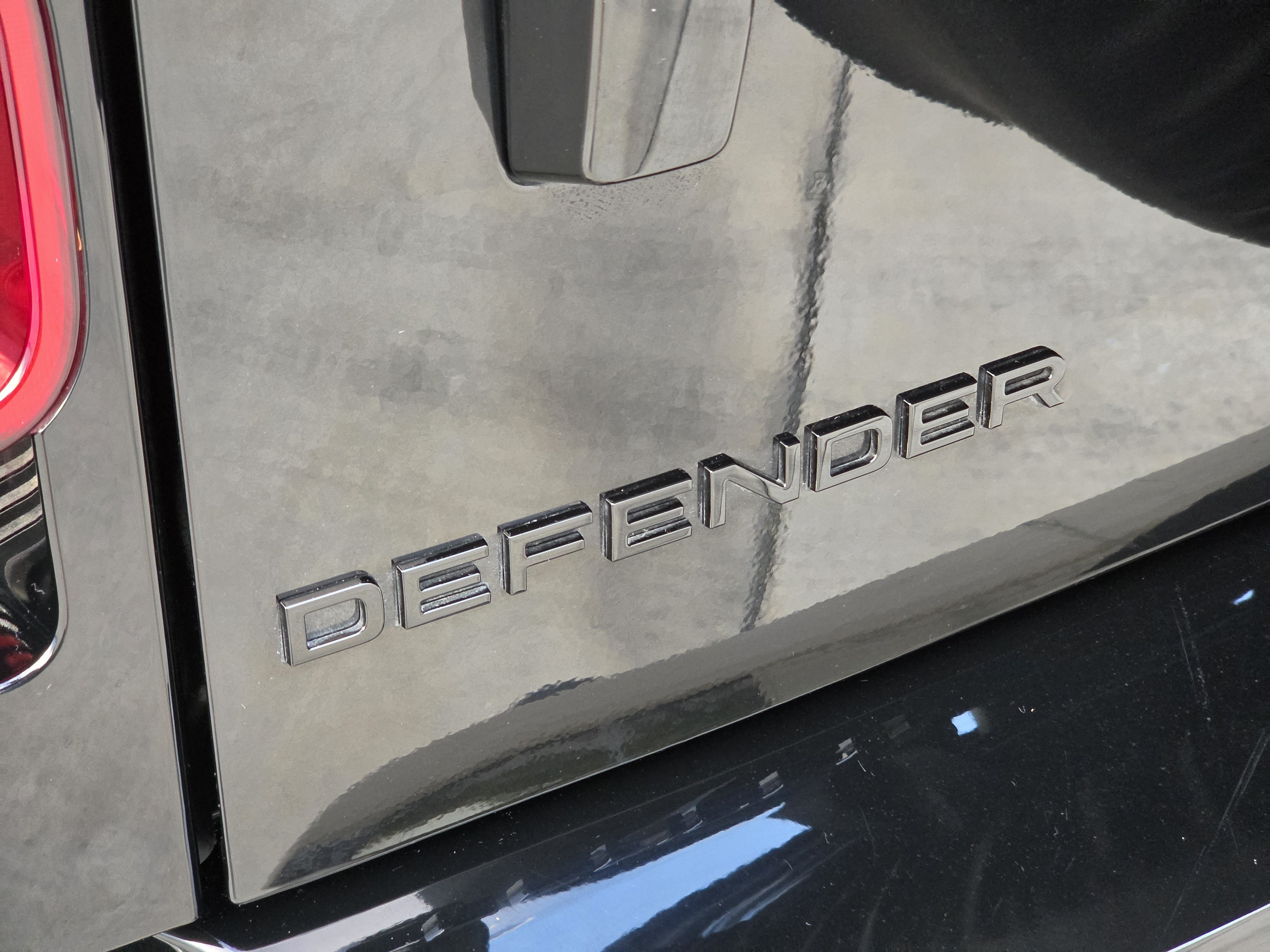Used 2025 Land Rover Defender 130 X-Dynamic SE AWD/4WD image 35
