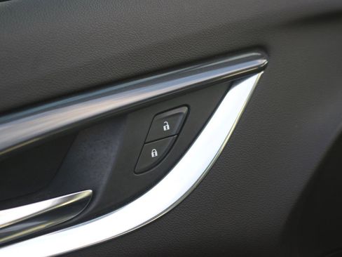 Used 2023 Buick Enclave Essence image 13