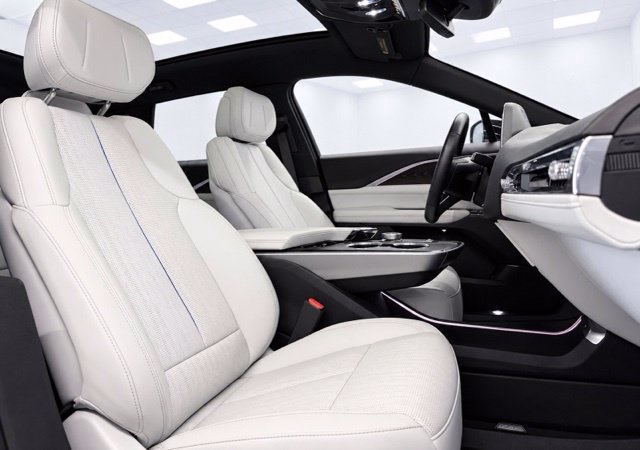 Used 2024 Cadillac Lyriq Luxury AWD/4WD image 17