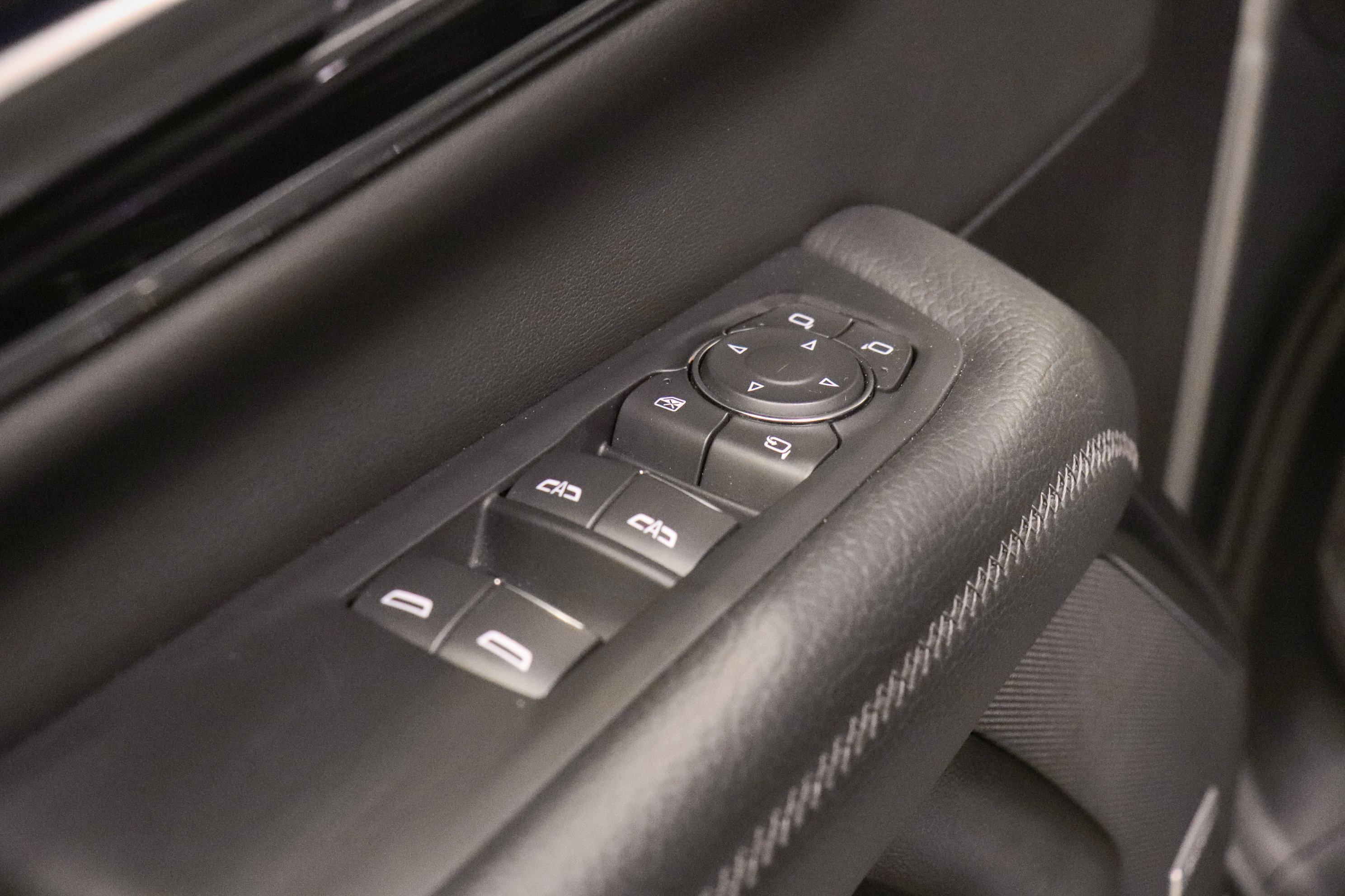 Used 2025 GMC Yukon XL Denali AWD/4WD image 13