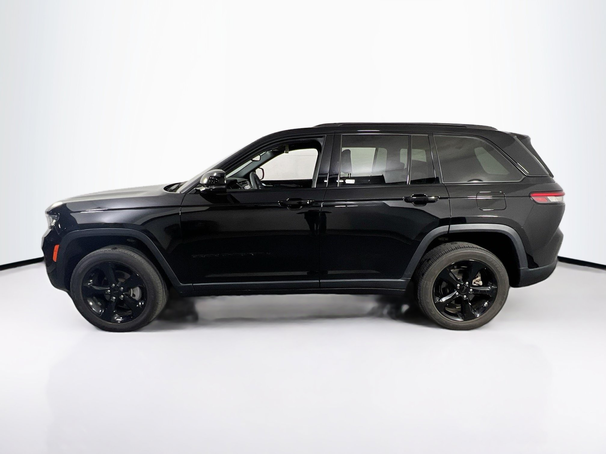 Used 2023 Jeep Grand Cherokee Altitude AWD/4WD image 8