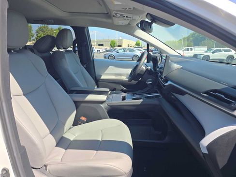 Used 2026 Toyota Sienna XLE FWD image 10