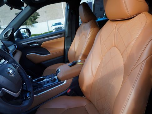 Used 2024 Toyota Highlander Platinum image 26