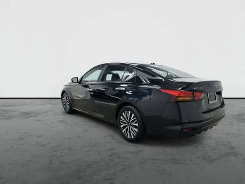 Used 2025 Nissan Altima 2.5 SV image 2