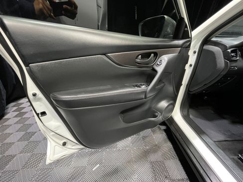 Used 2019 Nissan Rogue S image 13