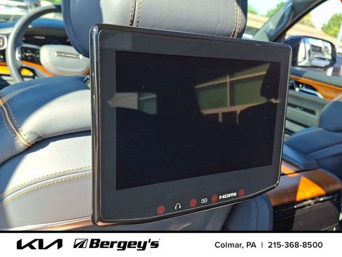 Used 2023 Jeep Grand Wagoneer Series III w/ Rear Seat Video Group 1 AWD/4WD image 14