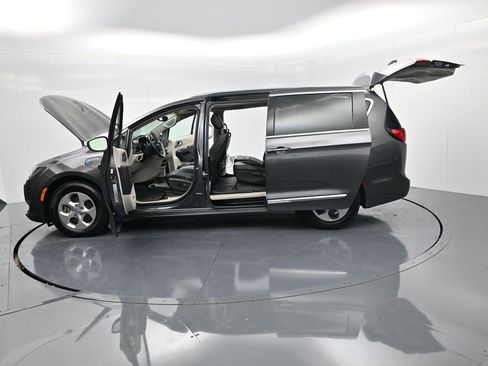 Used 2017 Chrysler Pacifica Platinum image 61