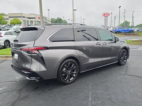Used 2022 Toyota Sienna XSE FWD image 3