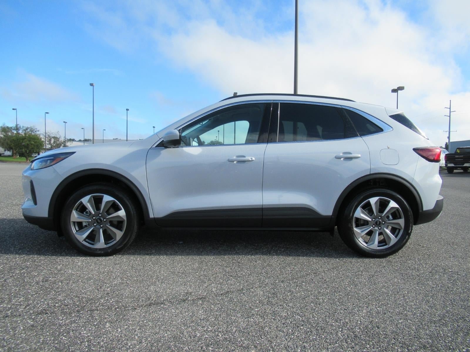 Used 2025 Ford Escape Platinum w/ Premium Technology Package AWD/4WD image 4