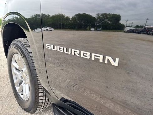 Used 2025 Chevrolet Suburban LS RWD image 9