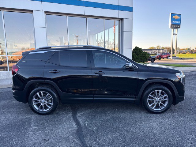 Used 2023 GMC Terrain SLT w/ Tech Package FWD image 2