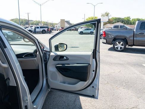 Used 2023 Chrysler Pacifica Touring-L FWD image 15